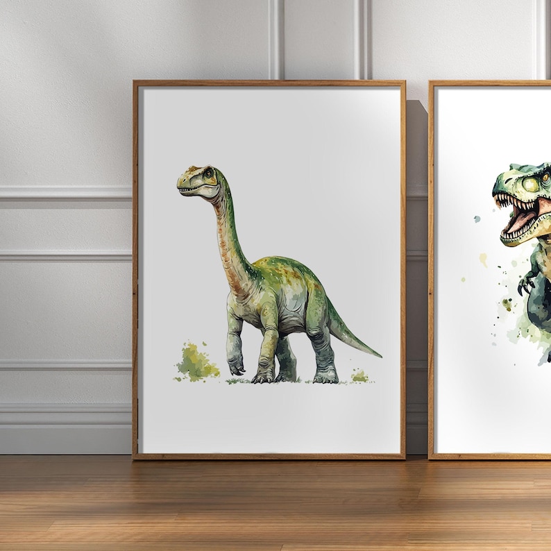 Pode incluir: Duas pinturas de aquarela de dinossauros. A primeira pintura apresenta um Brachiosaurus verde com um pesco&ccedil;o e uma cauda longos. A segunda pintura apresenta um Tyrannosaurus Rex azul com uma cabe&ccedil;a grande e dentes afiados.