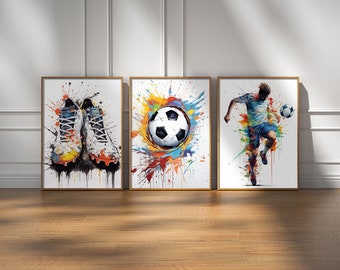 Puede incluir: Tres pinturas abstractas coloridas con un tema de fútbol. La primera pintura presenta un par de botas de fútbol blancas con detalles negros. La segunda pintura presenta un balón de fútbol blanco y negro con salpicaduras de pintura de colores. La tercera pintura presenta a un jugador de fútbol en azul y blanco pateando un balón de fútbol.