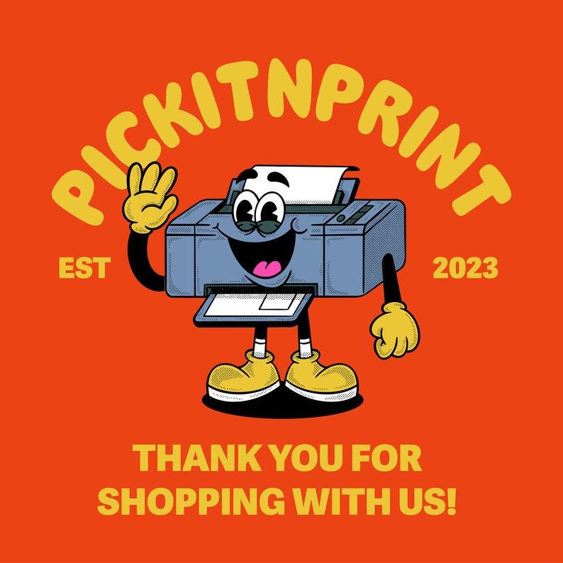 Puede incluir: Una impresora de dibujos animados con una cara sonriente y un papel que sale de ella. La impresora lleva guantes y zapatos amarillos. El texto "Pickitnprint Est 2023" est&aacute; por encima de la impresora. El texto "&iexcl;Gracias por comprar con nosotros!" est&aacute; debajo de la impresora.