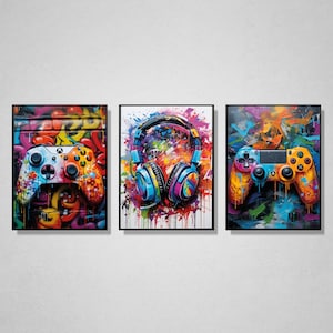 Pu&ograve; includere: Tre dipinti astratti colorati che raffigurano un controller per videogiochi, cuffie e un controller per videogiochi. I dipinti sono su sfondo bianco.
