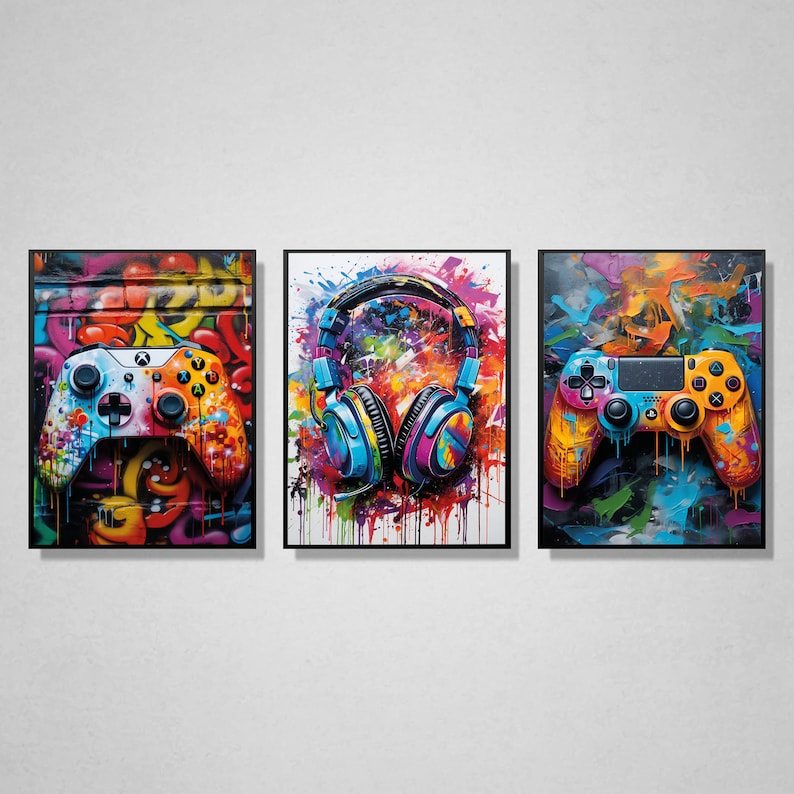 Pu&ograve; includere: Tre dipinti astratti colorati che raffigurano un controller per videogiochi, cuffie e un controller per videogiochi. I dipinti sono su sfondo bianco.