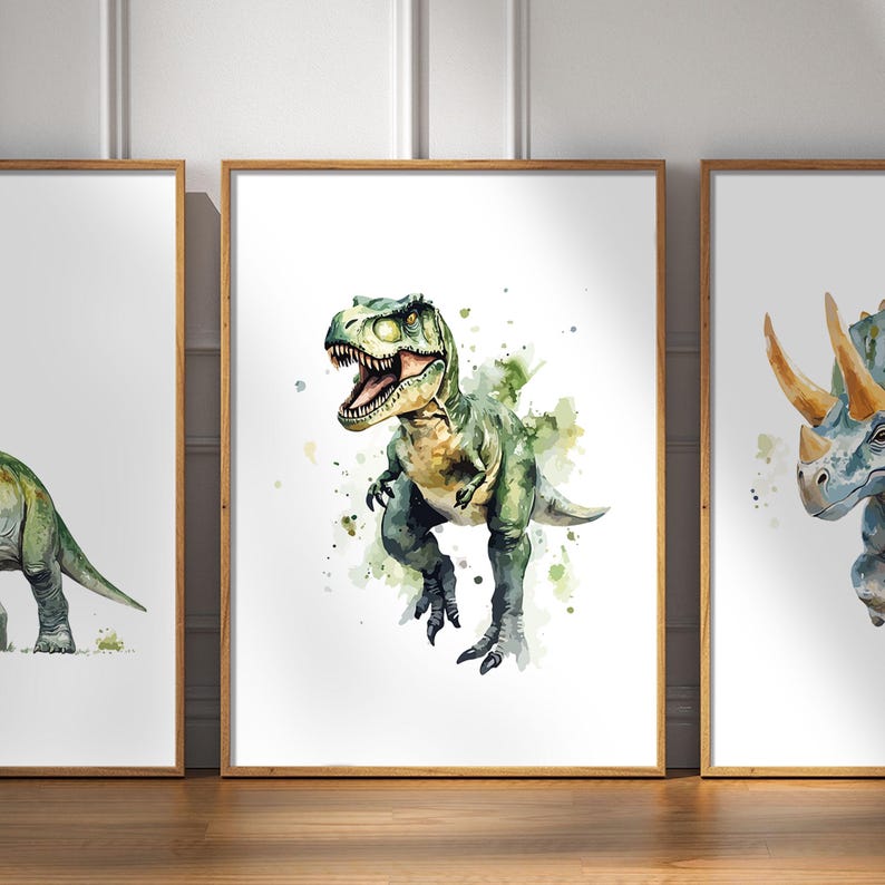 Pode incluir: Tr&ecirc;s pinturas de aquarela emolduradas de dinossauros. A pintura do centro apresenta um Tyrannosaurus Rex verde com um fundo branco e respingos de aquarela verde. A pintura &agrave; esquerda apresenta um dinossauro verde com um pesco&ccedil;o e uma cauda longos. A pintura &agrave; direita apresenta um Triceratops azul com um fundo branco e respingos de aquarela amarela.