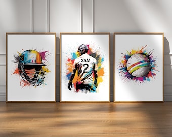Op de afbeelding: Drie ingelijste prints met een kleurrijk verfspatten ontwerp. De eerste print toont een crickethelm, de tweede print toont een cricketspeler met de naam "SAM" en het nummer "2" op de achterkant van zijn shirt, en de derde print toont een cricketbal.