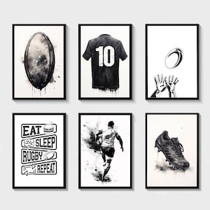 Könnte beinhalten: Satz von sechs Schwarzweiß-Aquarell-Rugby-Drucken. Die Drucke zeigen einen Rugbyball, ein Trikot mit der Nummer 10, einen Spieler, der mit dem Ball rennt, ein Paar Hände, die einen Ball fangen, einen Rugby-Schuh und eine Grafik mit dem Text "Essen, Schlafen, Rugby, Wiederholen".