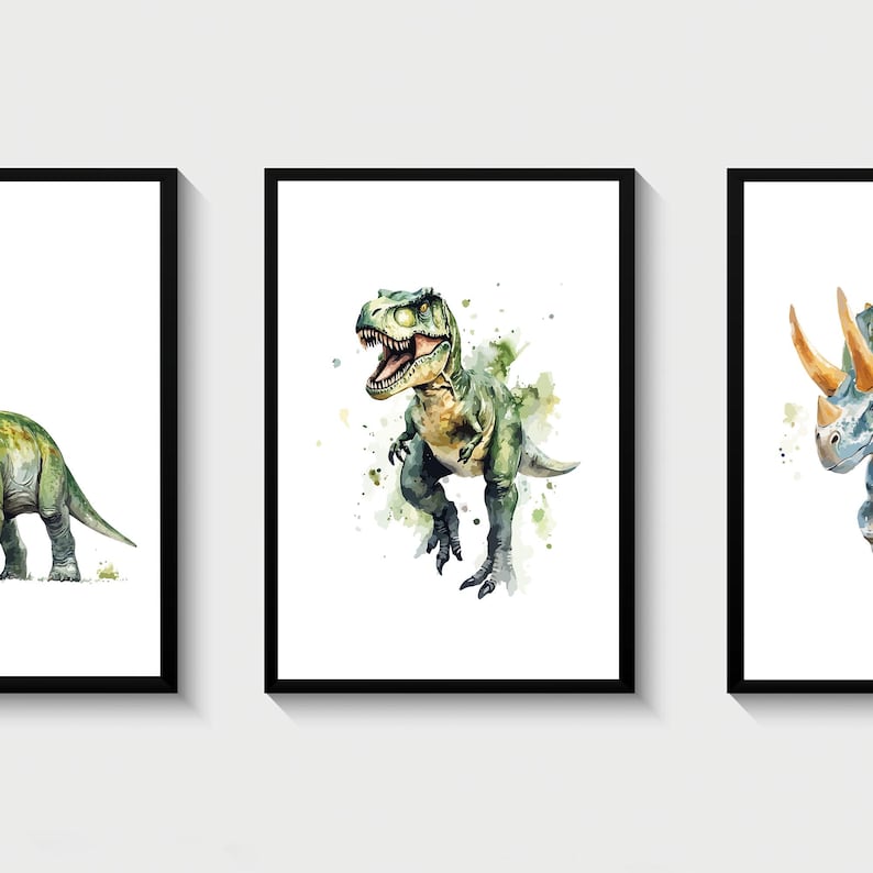 Pode incluir: Tr&ecirc;s pinturas de aquarela emolduradas de dinossauros. A primeira pintura apresenta um dinossauro verde com pesco&ccedil;o e cauda longos. A segunda pintura apresenta um Tyrannosaurus Rex verde. A terceira pintura apresenta um Triceratops azul.