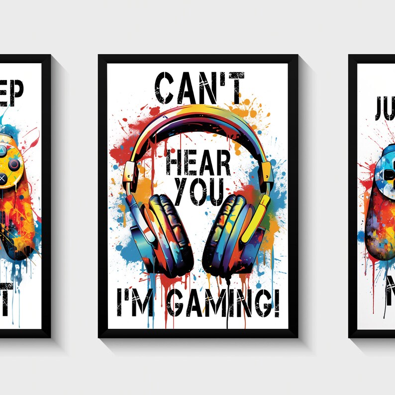 Puede incluir: Una impresi&oacute;n gr&aacute;fica colorida con unos auriculares y el texto "Can't hear you I'm gaming!" La impresi&oacute;n est&aacute; rodeada de salpicaduras de pintura de colores.