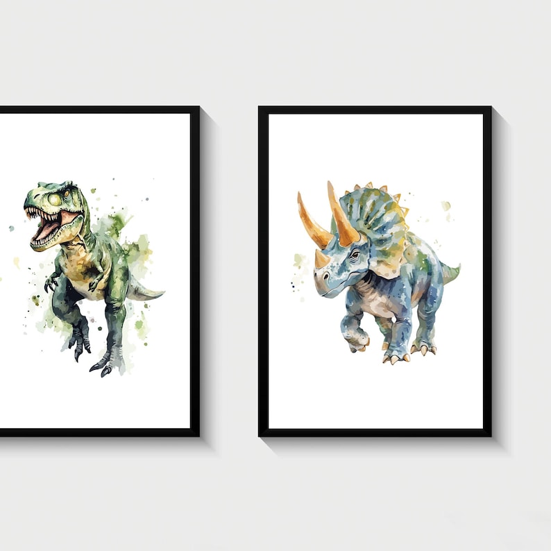 Pode incluir: Duas pinturas de aquarela de dinossauros. A primeira pintura apresenta um Tyrannosaurus Rex verde com um fundo branco. A segunda pintura apresenta um Triceratops azul com um fundo branco.