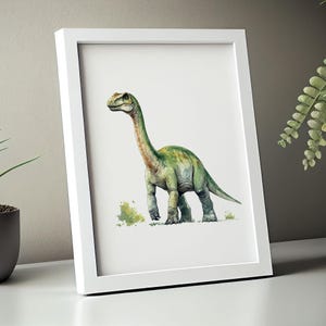 Pode incluir: Uma impress&atilde;o emoldurada branca de uma pintura em aquarela de um dinossauro verde com pesco&ccedil;o comprido. O dinossauro est&aacute; em p&eacute; sobre um fundo branco com vegeta&ccedil;&atilde;o verde.