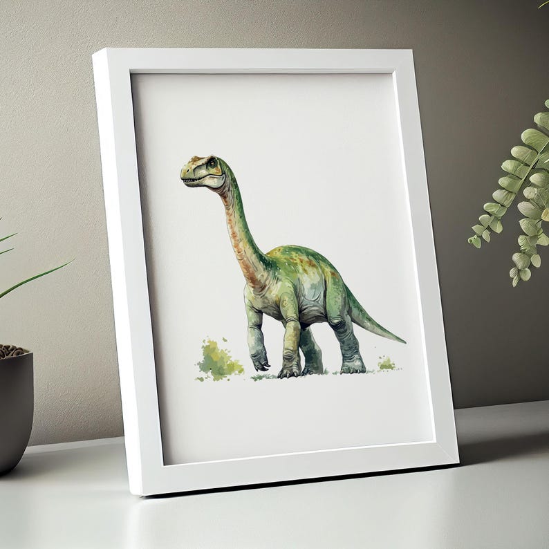 Pode incluir: Uma impress&atilde;o emoldurada branca de uma pintura em aquarela de um dinossauro verde com pesco&ccedil;o comprido. O dinossauro est&aacute; em p&eacute; sobre um fundo branco com vegeta&ccedil;&atilde;o verde.