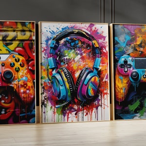 Pu&ograve; includere: Tre stampe su tela incorniciate con un design colorato, astratto e in stile graffiti. La stampa centrale presenta un paio di cuffie blu e viola con un microfono. Le stampe a sinistra e a destra presentano un controller per videogiochi.