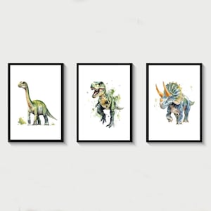 Pode incluir: Tr&ecirc;s pinturas de aquarela emolduradas de dinossauros. A primeira pintura mostra um Brachiosaurus verde e marrom, a segunda mostra um Tyrannosaurus Rex verde e marrom, e a terceira mostra um Triceratops azul e verde.