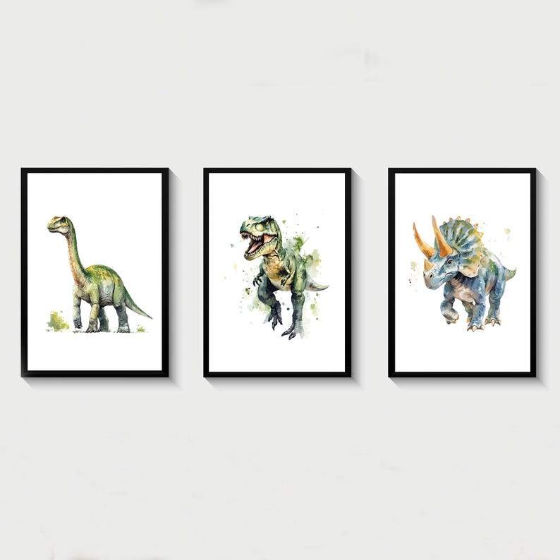 Pode incluir: Tr&ecirc;s pinturas de aquarela emolduradas de dinossauros. A primeira pintura mostra um Brachiosaurus verde e marrom, a segunda mostra um Tyrannosaurus Rex verde e marrom, e a terceira mostra um Triceratops azul e verde.