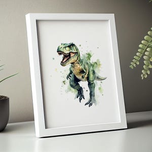 Pode incluir: Uma pintura em aquarela de um dinossauro Tyrannosaurus Rex verde sobre um fundo branco. O dinossauro &eacute; retratado caminhando com a boca aberta, mostrando seus dentes. A pintura tem um efeito de aquarela com respingos de tinta verde e azul.