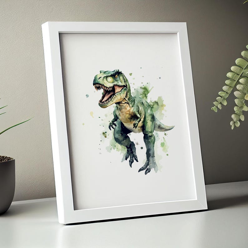 Pode incluir: Uma pintura em aquarela de um dinossauro Tyrannosaurus Rex verde sobre um fundo branco. O dinossauro &eacute; retratado caminhando com a boca aberta, mostrando seus dentes. A pintura tem um efeito de aquarela com respingos de tinta verde e azul.