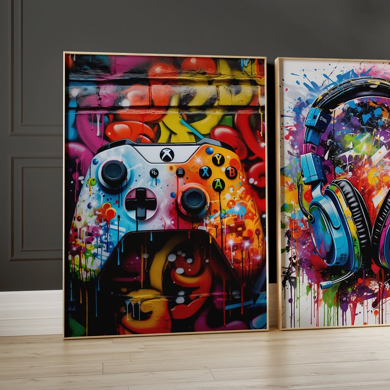 Pu&ograve; includere: Due stampe su tela incorniciate con uno stile graffiti colorato. La prima stampa presenta un controller per videogiochi bianco e nero con schizzi di vernice colorati. La seconda stampa presenta un paio di cuffie blu con schizzi di vernice colorati.