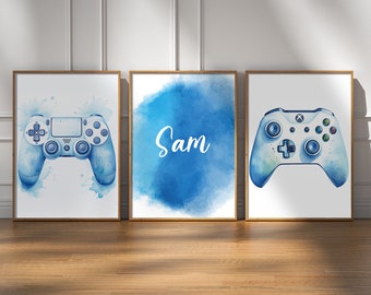 Könnte beinhalten: Drei gerahmte Drucke mit einem blauen Aquarellhintergrund. Der mittlere Druck trägt den Namen "Sam" in weißer Schrift. Die linken und rechten Drucke zeigen jeweils einen anderen blauen Aquarell-Videospielcontroller.