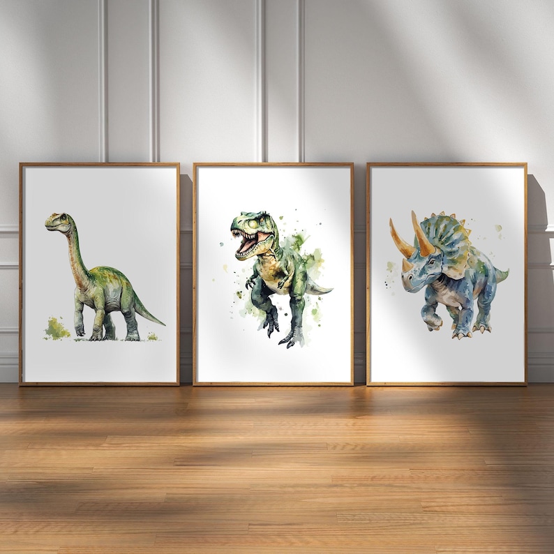 Pode incluir: Tr&ecirc;s pinturas de aquarela emolduradas de dinossauros. A primeira pintura mostra um Braquiossauro verde, a segunda mostra um Tiranossauro Rex verde e a terceira mostra um Tricer&aacute;topo azul.