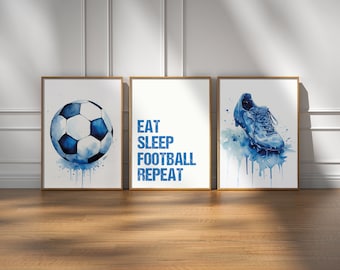 Puede incluir: Tres impresiones de acuarela en tonos azules y blancos. La primera impresión presenta un balón de fútbol, la segunda impresión presenta el texto "Comer Dormir Fútbol Repetir", y la tercera impresión presenta una bota de fútbol.