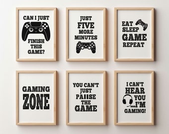 Può includere: Sei stampe incorniciate in bianco e nero con testo e grafica a tema gamer. Le stampe includono frasi come "Posso solo finire questo gioco?" e "Zona di gioco".