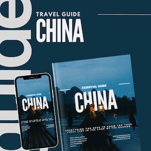 Può includere: Due immagini di una guida di viaggio per la Cina. La prima immagine è uno schermo di telefono che mostra una guida di viaggio per la Cina con il testo "Guida essenziale Cina" e una foto di una barca su un lago. La seconda immagine è un'immagine più grande di una guida di viaggio per la Cina con il testo "Guida essenziale Cina" e una foto di un uomo su una barca su un lago. Il testo "Tutto ciò che devi sapere per la tua prima volta nella terra del drago" è sotto il titolo.