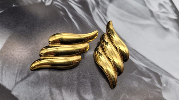 Vintage Monet gold clip on, large gold earrings, … - image 5