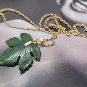 Vintage dunkelgrüne Jade Anhänger aus kanadischem Ahornblatt mit goldener Halskette