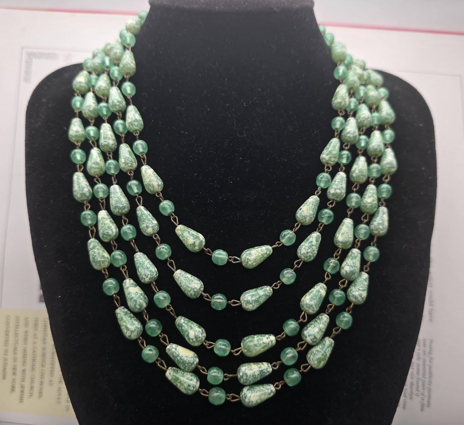 ヴィンテージのグリーンガラスネックレス、マルチトランドネックレス