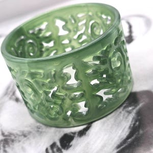 Vintage-Armreif aus grünem Kunstharz, Acryl-Armreif, breites Armband, schwarzer Kunststoffschmuck