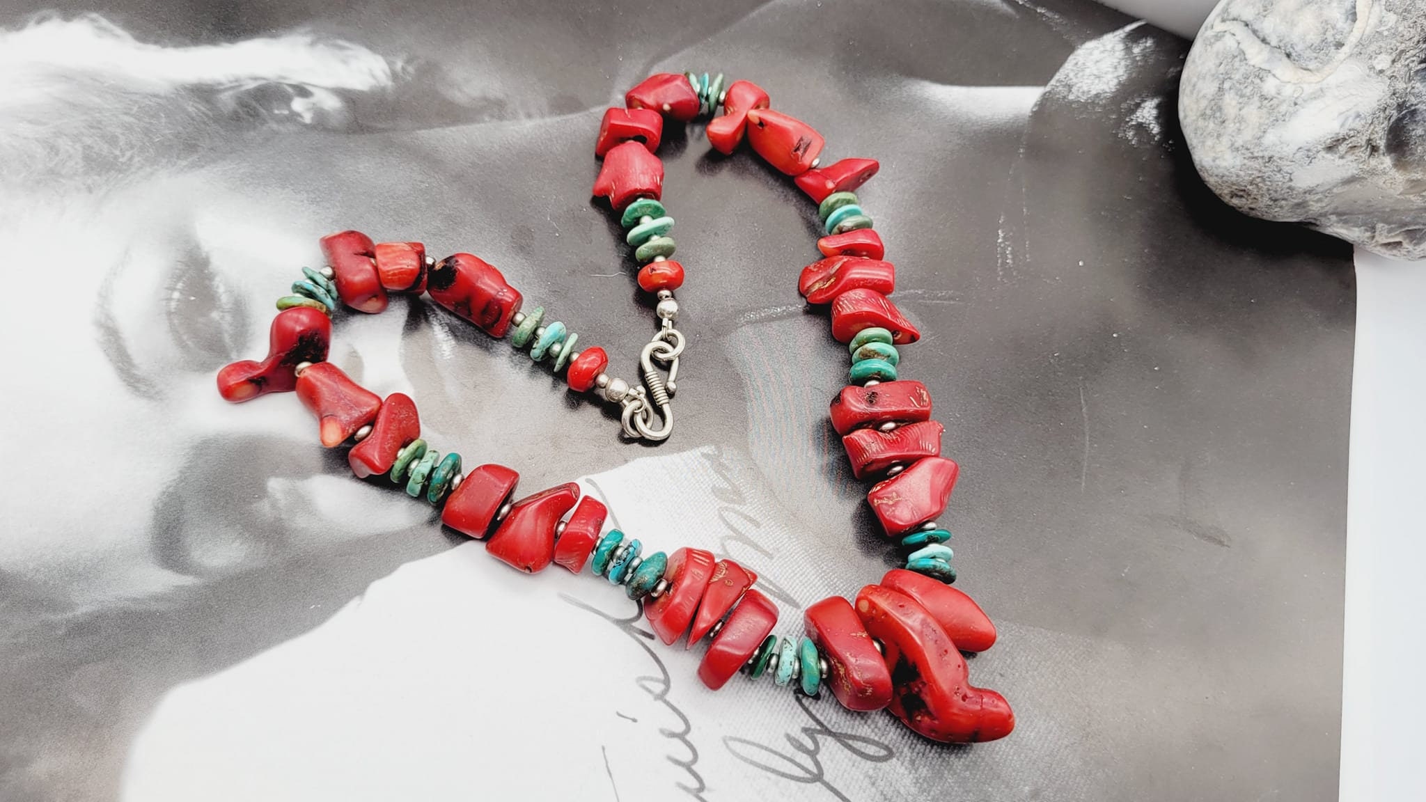 【新品未使用】 ターコイズ・コーラルのスターリングシルバーペンダント スターリングシルバーのターコイズネックレス：繊細なボヘミアン風サン