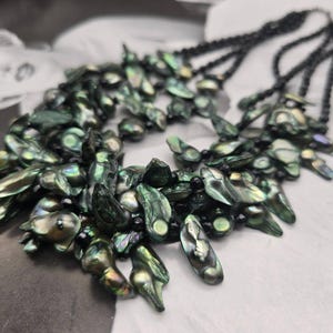 Vintage green shells pearls multi strand necklace, short necklace, 1980s jewellery