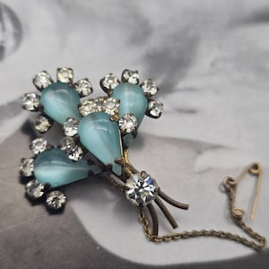 Vintage Czech style  brooch, Victorian style Brooch, gold metal brooch decorated with blue crystals, vintage jewellery brooch