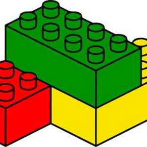 Op de afbeelding: Een set van drie plastic bouwstenen. De grootste steen is groen met acht noppen aan de bovenkant. De middelste steen is geel met vier noppen aan de bovenkant. De kleinste steen is rood met vier noppen aan de bovenkant.
