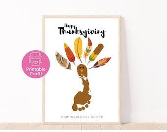 Könnte beinhalten: Druckbarer Thanksgiving-Bastelbogen mit einem Truthahn aus einem Fußabdruck und bunten Federn. Der Text lautet "Frohes Thanksgiving" und "Von deinem kleinen Truthahn!"