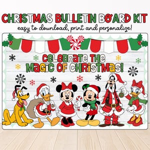 Op de afbeelding: Een kerstprikbordkit met de tekst "CHRISTMAS BULLETIN BOARD KIT" en "CELEBRATE THE MAGIC OF CHRISTMAS!". De afbeelding toont stripfiguren in feestelijke kleding, waaronder Mickey en Minnie Mouse.