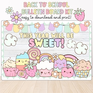 Op de afbeelding: Een Back to School prikbordkit met de tekst "This Year Will Be Sweet!" in pastelkleuren. Het ontwerp bevat illustraties van cupcakes, ijs, een regenboog en een aardbei.