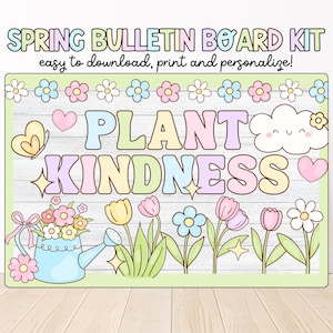 Könnte beinhalten: Ein Frühlings-Pinnwand-Kit mit dem Text "SPRING BULLETIN BOARD KIT" und "PLANT KINDNESS". Das Design umfasst Blumen, eine Gießkanne, einen Schmetterling und eine lächelnde Wolke. Der Text "easy to download, print and personalize!" ist ebenfalls enthalten.