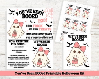 Può includere: Kit di Halloween stampabile "Sei stato Booed!" con istruzioni ed etichette con un simpatico fantasma con un fiocco rosa e una zucca.