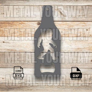 Peut inclure: Un ouvre-bouteille en métal gris en forme de bouteille de vin, avec une découpe d'une figurine de Bigfoot. Le texte "METAL YOUR WAY" est répété en arrière-plan. Inclut les icônes de fichiers SVG et DXF.