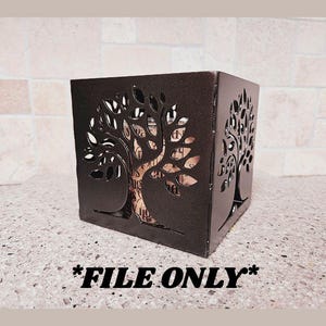 Op de afbeelding: Een donkerbruine metalen kubus met boomuitsparingen aan elke kant. Het boomontwerp is zichtbaar aan de voor- en zijkant van de kubus. De tekst "*FILE ONLY*" is in het zwart onderaan de afbeelding gedrukt. Dit decoratieve item kan als kaarsenhouder worden gebruikt.