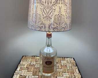 Lámpara de botella de vodka hecha a mano tito's