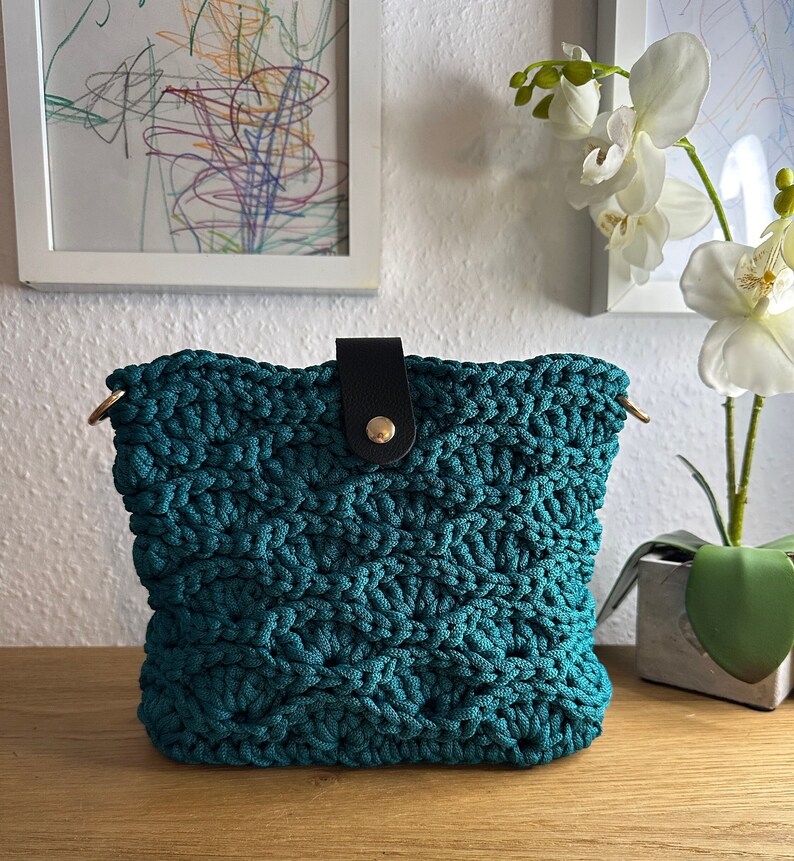 Gehäkelte Handtasche in der Farbe Grün, Sommertasche Bild 3