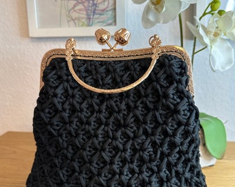Handtasche Schwarz mit goldenem Rahmen
