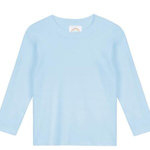 Pu&ograve; includere: Maglietta a maniche lunghe azzurra. La maglietta ha uno scollo tondo e un'etichetta sul retro del collo. La maglietta &egrave; realizzata in un materiale morbido e confortevole. Adatta per l'uso quotidiano.