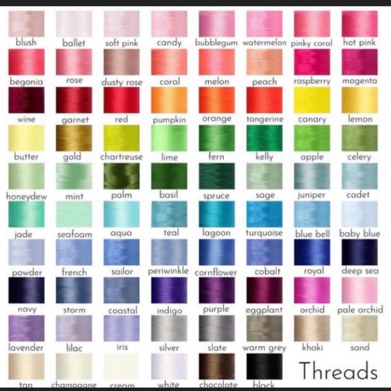 Pu&ograve; includere: Una tabella colori che mostra una vasta gamma di colori di filo, tra cui tonalit&agrave; di rosa, rosso, arancione, giallo, verde, blu, viola e tonalit&agrave; neutre. Ogni colore &egrave; etichettato con il suo nome, come "blush", "navy" e "khaki".