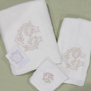 Monogram Bath Towel / Monogram Hand Towel/ Bow Personalized Towel set / Personalized Bath and Hand Towel Set / Wedding Gift / Dorm Decor