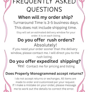 Pu&ograve; includere: Un documento bianco con testo nero, con "FREQUENTLY ASKED QUESTIONS". Risponde a domande su spedizioni, ordini urgenti e resi. Nastri e fiocchi rosa decorano i bordi.