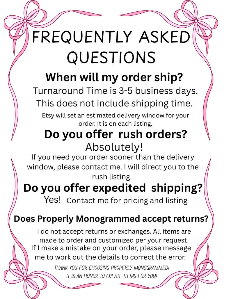 Pu&ograve; includere: Un documento bianco con testo nero, con "FREQUENTLY ASKED QUESTIONS". Risponde a domande su spedizioni, ordini urgenti e resi. Nastri e fiocchi rosa decorano i bordi.