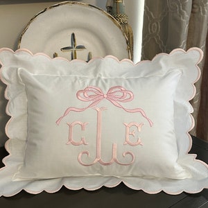 Funda de almohada festoneada con monograma y relleno: almohada bordada para bebé, regalo personalizado para bebé