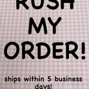 Puede incluir: Fondo de cuadros vichy rosa y blanco con el texto "Rush My Order!" en letras negras y en negrita. Debajo del texto se encuentra la frase "ships within 5 business days!" en letras negras.