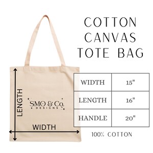 Peut inclure: Un sac fourre-tout en toile de coton beige avec le texte "COTTON CANVAS TOTE BAG". Le sac mesure 38 cm de large, 41 cm de long et a une anse de 51 cm. Le sac est en 100% coton et porte le logo "SMO & Co. DESIGNS".